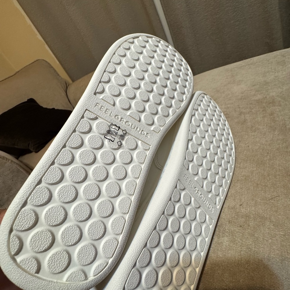 Sleek White Men's Sneakers - Picture 7 of 7
